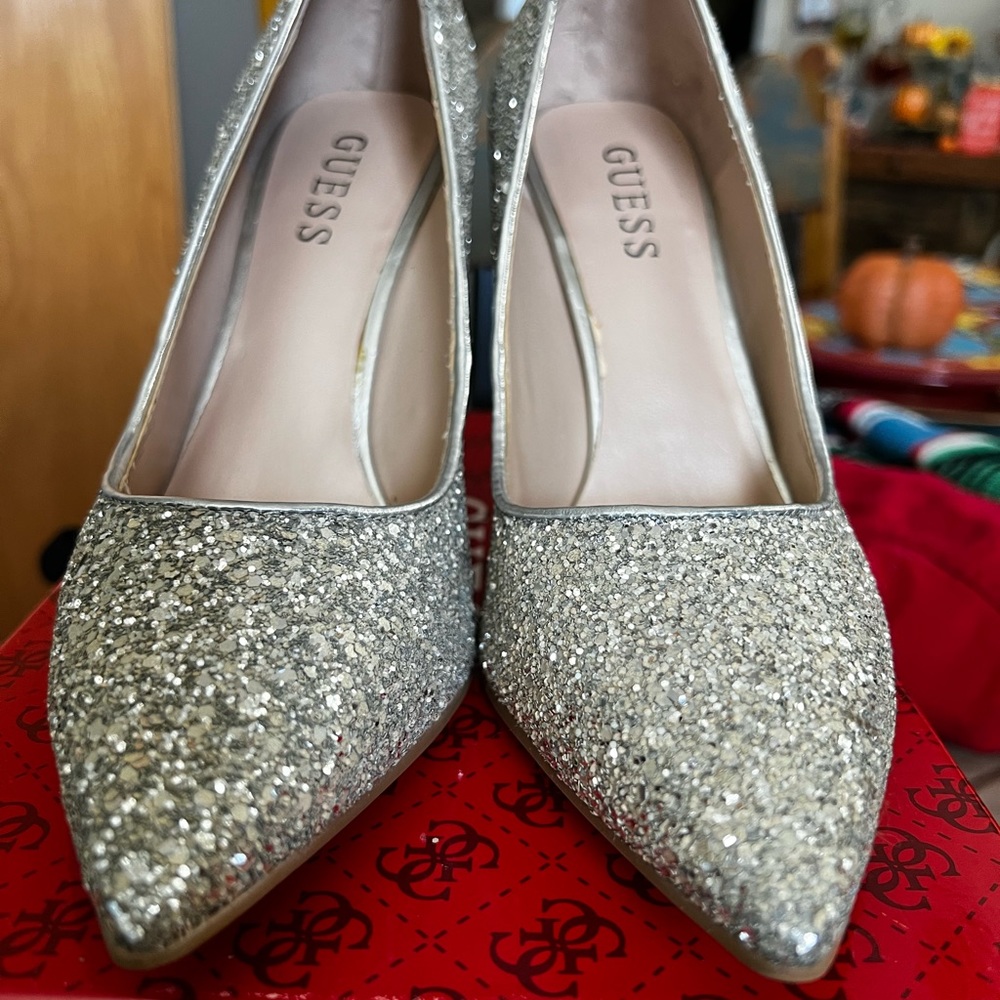 Guess Silver Textured Pointy Closed Heel Size 8m - image 2